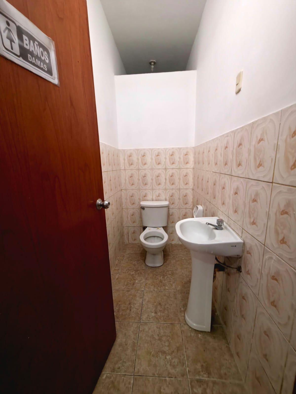 Galería de fotos de 🏢✨ OPORTUNIDAD DE INVERSIÓN EN PUENTE PIEDRA – PROPIEDAD COMERCIAL CON DOBLE FRENTE ✨🏢 📍 Ubicación estratégica: En plena Panamericana Norte, a solo 2 cuadras de la Escuela de Policía y del paradero Establo. Zona altamente comercial y de gran tránsito 🚗📈