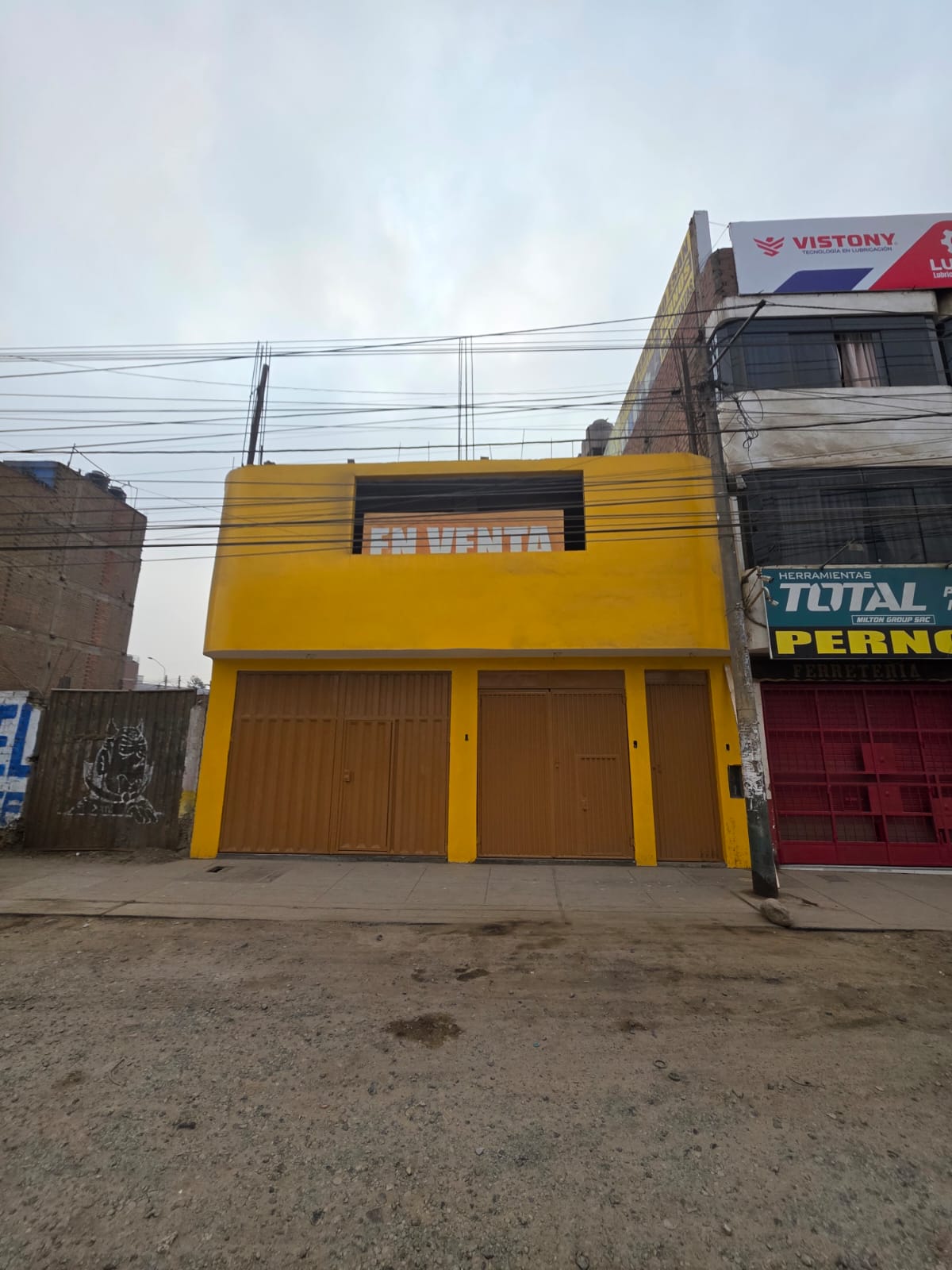 🏢✨ OPORTUNIDAD DE INVERSIÓN EN PUENTE PIEDRA – PROPIEDAD COMERCIAL CON DOBLE FRENTE ✨🏢 📍 Ubicación estratégica: En plena Panamericana Norte, a solo 2 cuadras de la Escuela de Policía y del paradero Establo. Zona altamente comercial y de gran tránsito 🚗📈